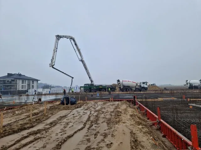 Prefabrykaty betonowe na placu składowym Wolsztyn